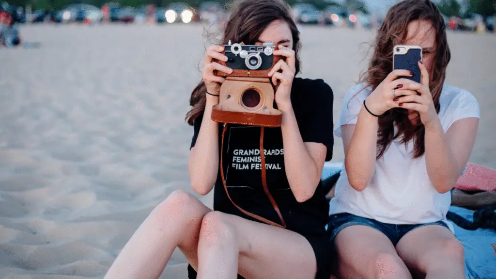 How I Learned to Read Facebook Messages Without Being Seen